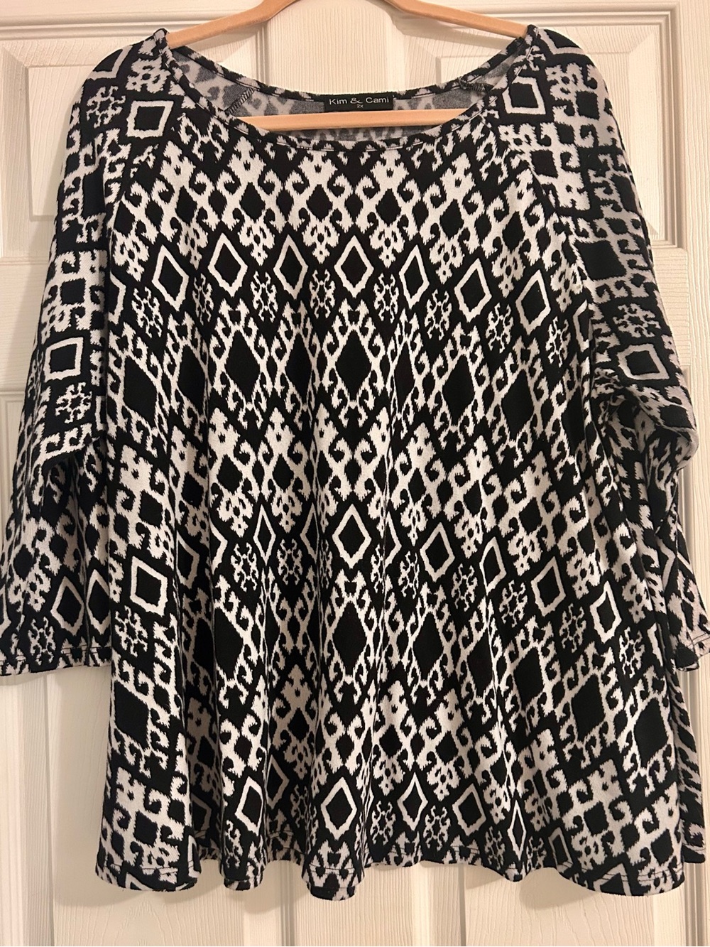 Kim & Cami Black and White Geometric Knit Tunic